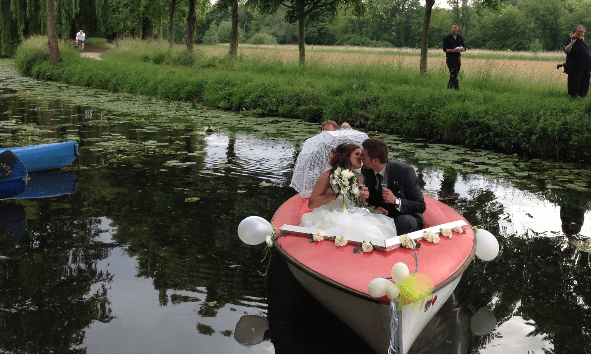 Brautpaar auf einem Boot für eine unvergessliche Hochzeit bei Ricordo.